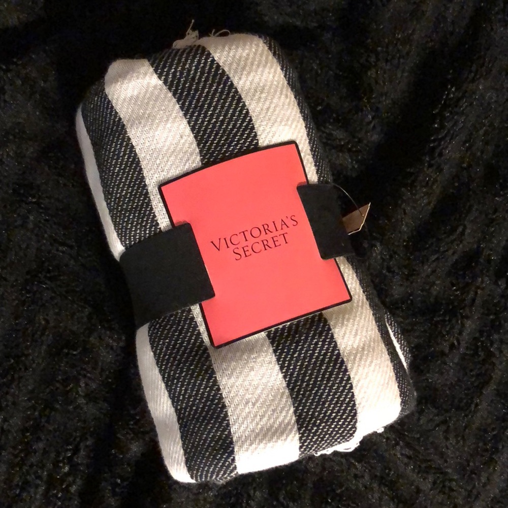 ☁️💝Victoria’s Secret Blanket💝☁️